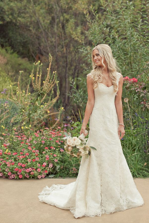 Vestido de novia de sirena sin mangas con escote en V y escote corazón con encaje y cola de cepillo